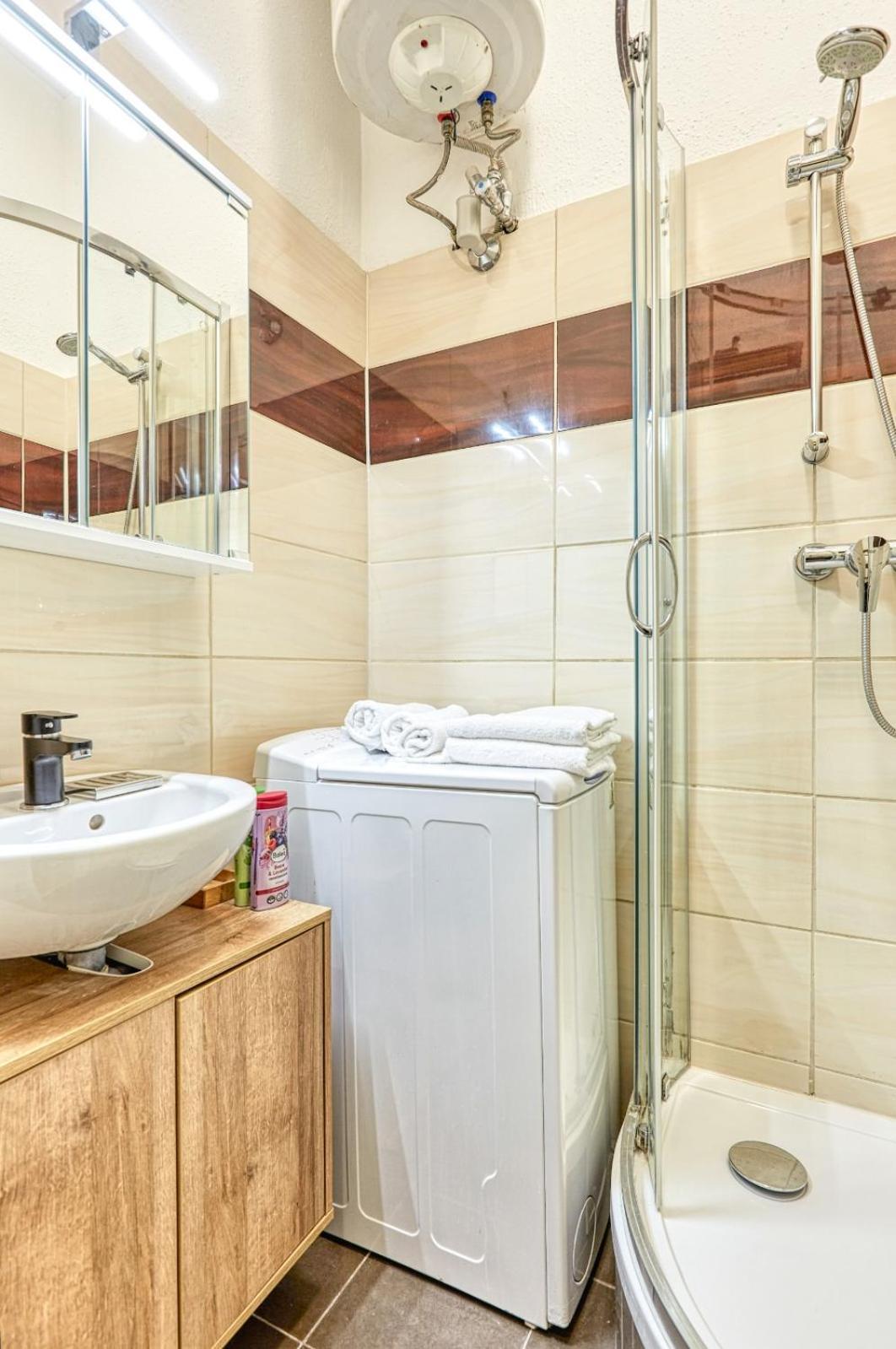 Apartament Lovely Airbnb Near Schoenbrunn Wiedeń Zewnętrze zdjęcie