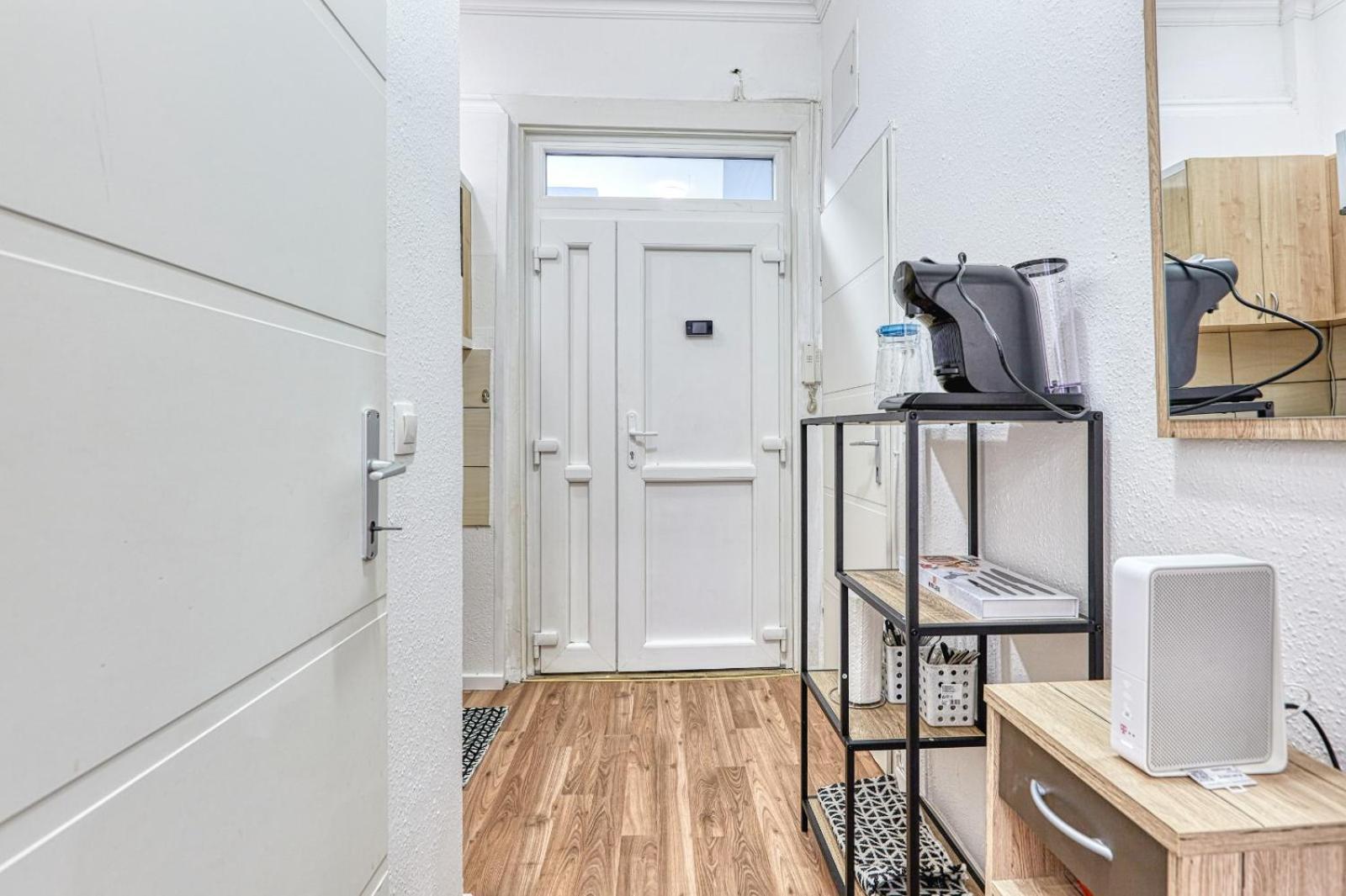 Apartament Lovely Airbnb Near Schoenbrunn Wiedeń Zewnętrze zdjęcie