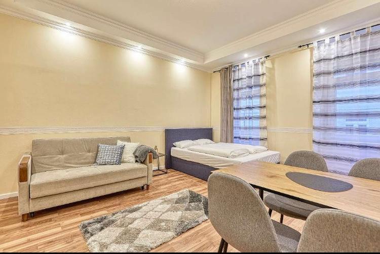 Apartament Lovely Airbnb Near Schoenbrunn Wiedeń Zewnętrze zdjęcie