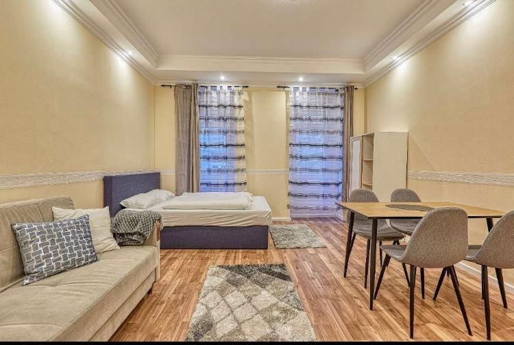 Apartament Lovely Airbnb Near Schoenbrunn Wiedeń Zewnętrze zdjęcie